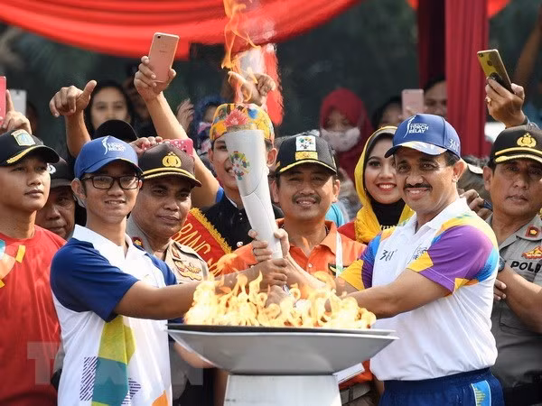La flamme des ASIAD 2018 arrive à Jakarta pour la cérémonie d'ouverture ảnh 1