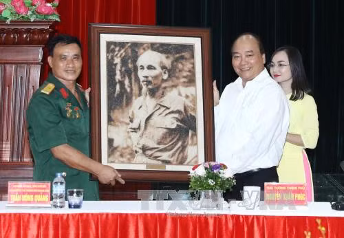 Nguyen Xuan Phuc rend visite à des invalides de guerre à Hai Phong ảnh 1