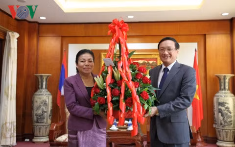 Des dirigeants laotiens félicitent le Vietnam pour la Fête nationale ảnh 1