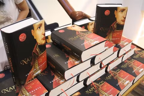 Publication de l’ouvrage Napoléon Le Grand d’Andrew Roberts en vietnamien ảnh 1