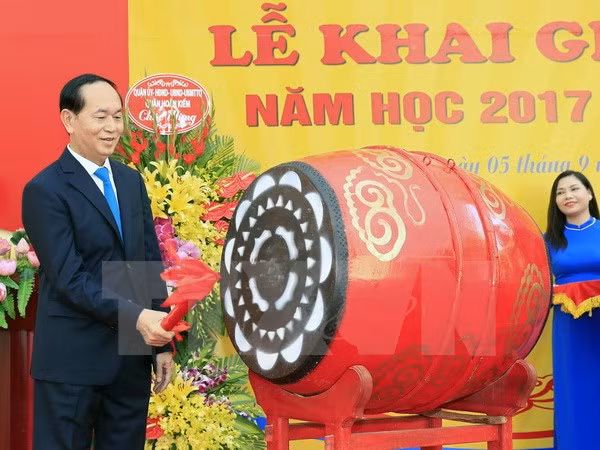 Le président Trân Dai Quang assiste à la rentrée scolaire à l’Ecole secondaire Trung Vuong ảnh 1
