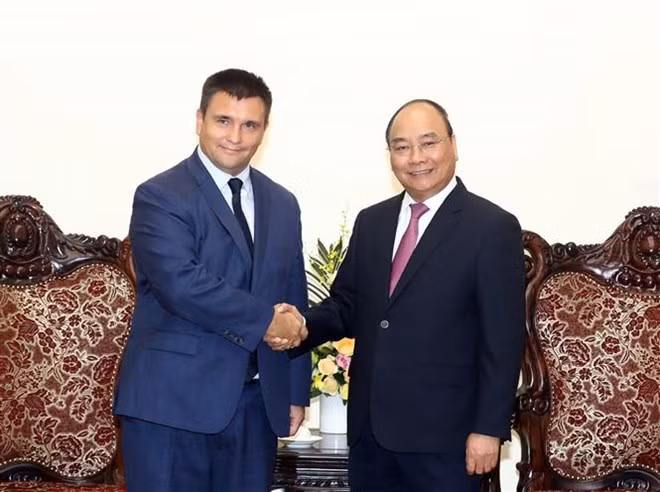 Le Premier ministre Nguyen Xuan Phuc reçoit le ministre ukrainien des AE ảnh 1
