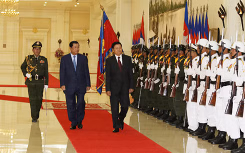 Le Premier ministre laotien entame une visite officielle au Cambodge ảnh 1