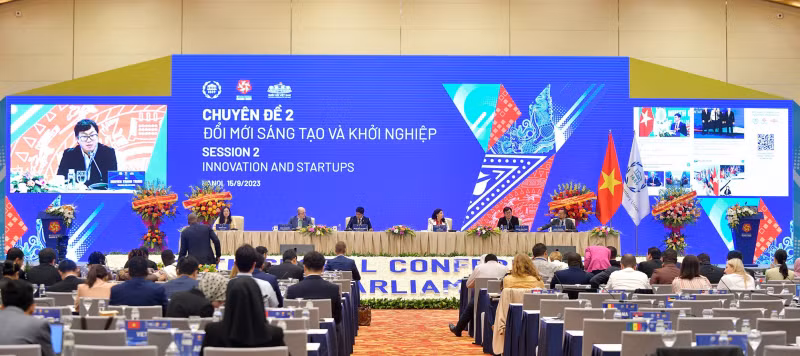 Des jeunes parlementaires discutent de l’entrepreuneuriat et de l’innovation ảnh 1