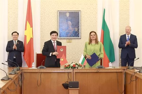 Le président de l’AN Vuong Dinh Hue achève ses visites officielles au Bangladesh et en Bulgarie ảnh 2