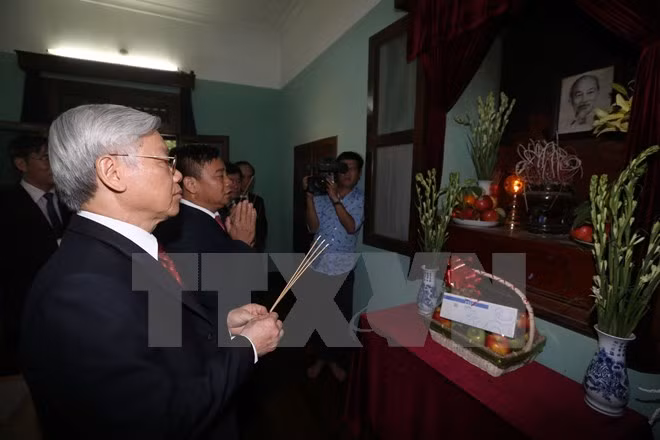 Le Secrétaire général du PCV Nguyen Phu Trong offre de l’encens au Président Hô Chi Minh ảnh 1
