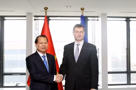 Vu Van Ninh rencontre le vice-président de la Commission européenne ảnh 1