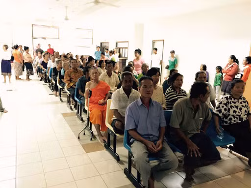 Les médecins vietnamiens au chevet des patients démunis au Laos ảnh 1