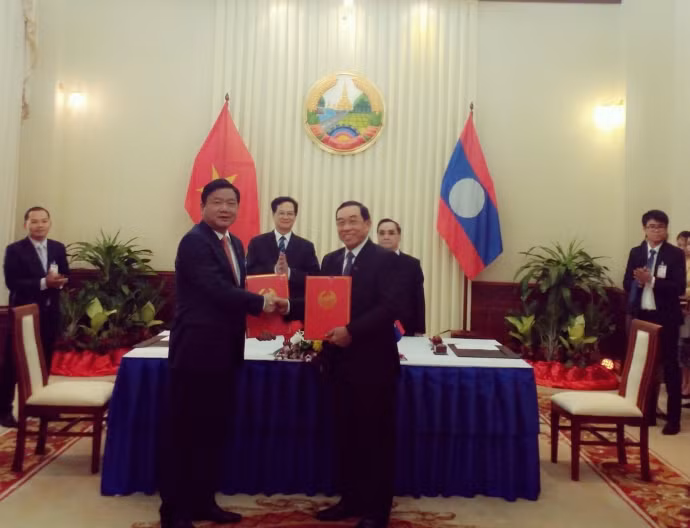 Vietnam-Laos : signature d’un protocole d’accord dans les transports ảnh 1