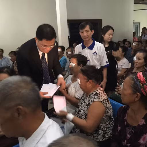 Les médecins vietnamiens au chevet des patients démunis au Laos ảnh 4