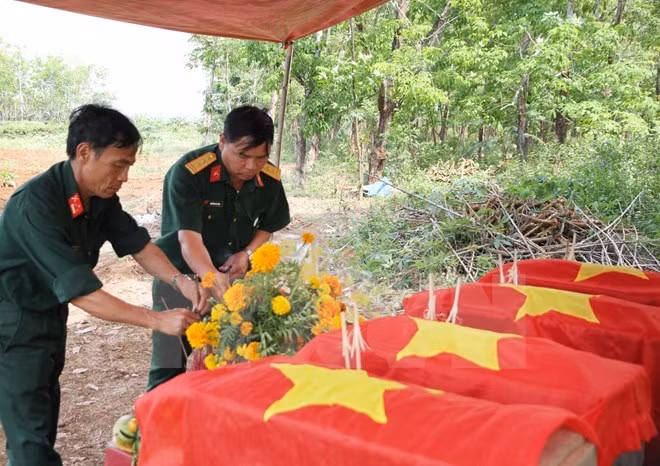 Thanh Hoa: inhumation des restes de 25 volontaires vietnamiens et laotiens ảnh 1