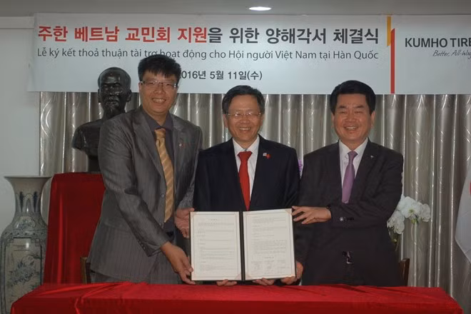 Kumho Tire accordera 120.000 dollars à l'Association des Vietnamiens en R.de Corée ảnh 1