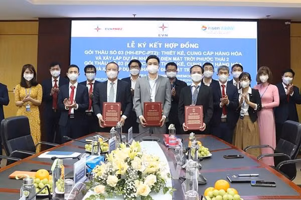 Signature des contrats d'appel d'offres pour les centrales solaires Phuoc Thai 2 et Phuoc Thai 3 ảnh 2