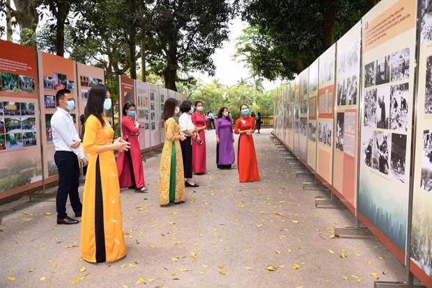 Exposition en hommage au 131e anniversaire de la naissance du Président Ho Chi Minh ảnh 2