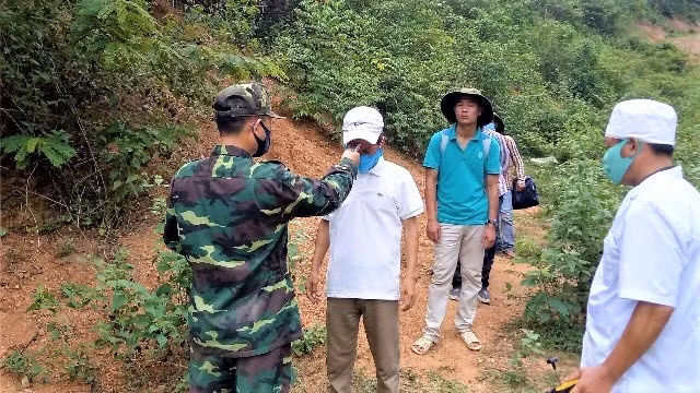 Quang Ninh : Remis d’un Chinois recherché qui est entrée et restée illégalement au Vietnam ảnh 1