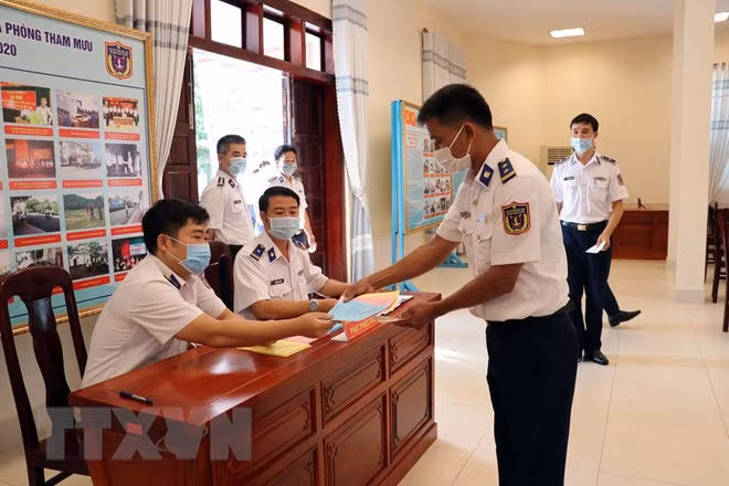 Ba Ria-Vung Tau: vote anticipé pour les soldats et pêcheurs en mer ảnh 2