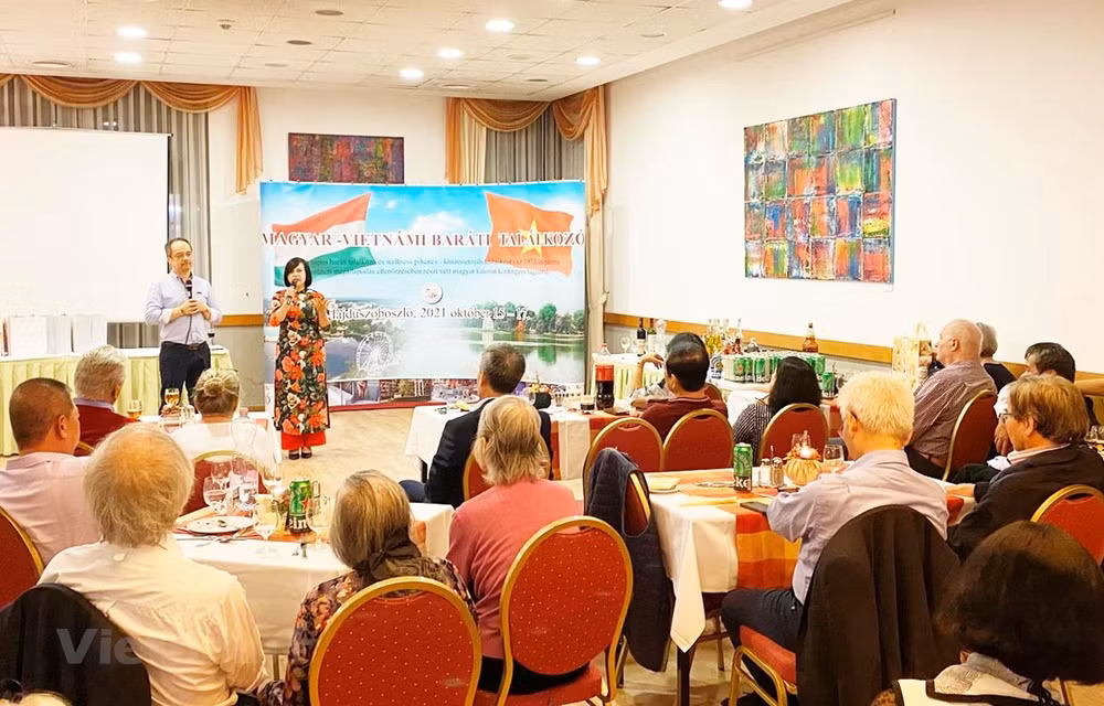 Programme d’échange pour renforcer l’amitié traditionnelle entre le Vietnam et la Hongrie ảnh 1