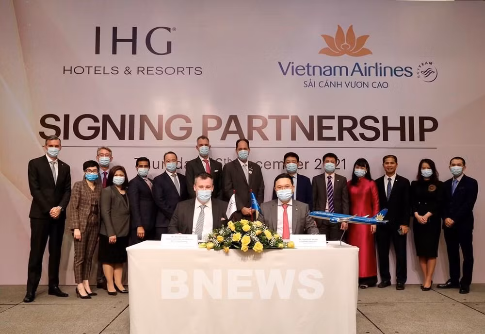 Vietnam Airlines signe un accord de coopération avec le groupe IHG Hotels & Resorts ảnh 1