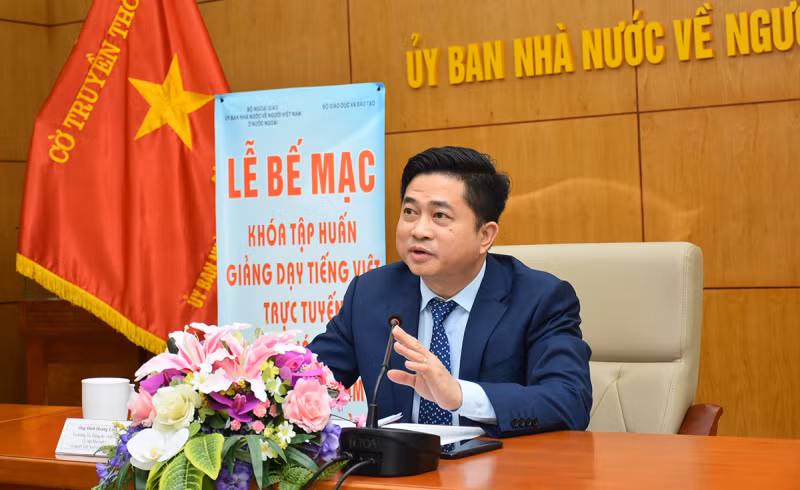 Fin de la formation en langue vietnamienne pour les enseignants vietnamiens à l'étranger ảnh 1