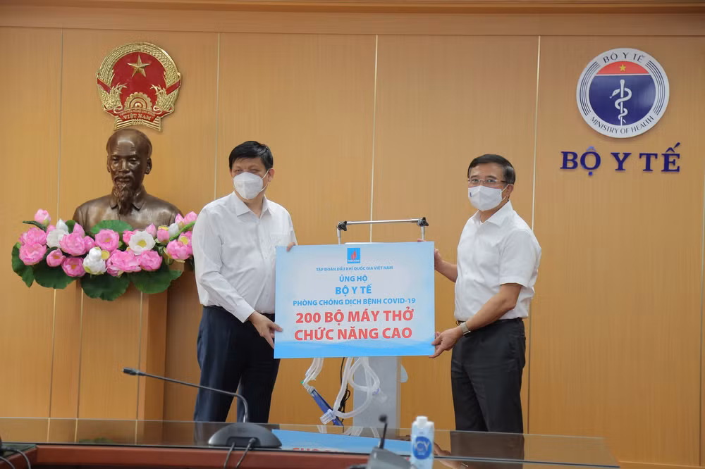 PetroVietnam fait don de 200 ventilateurs pour soutenir la lutte contre le COVID-19. ảnh 2
