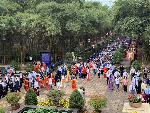 Les habitants de Hô Chi Minh-Ville rendent hommage aux rois Hùng ảnh 1