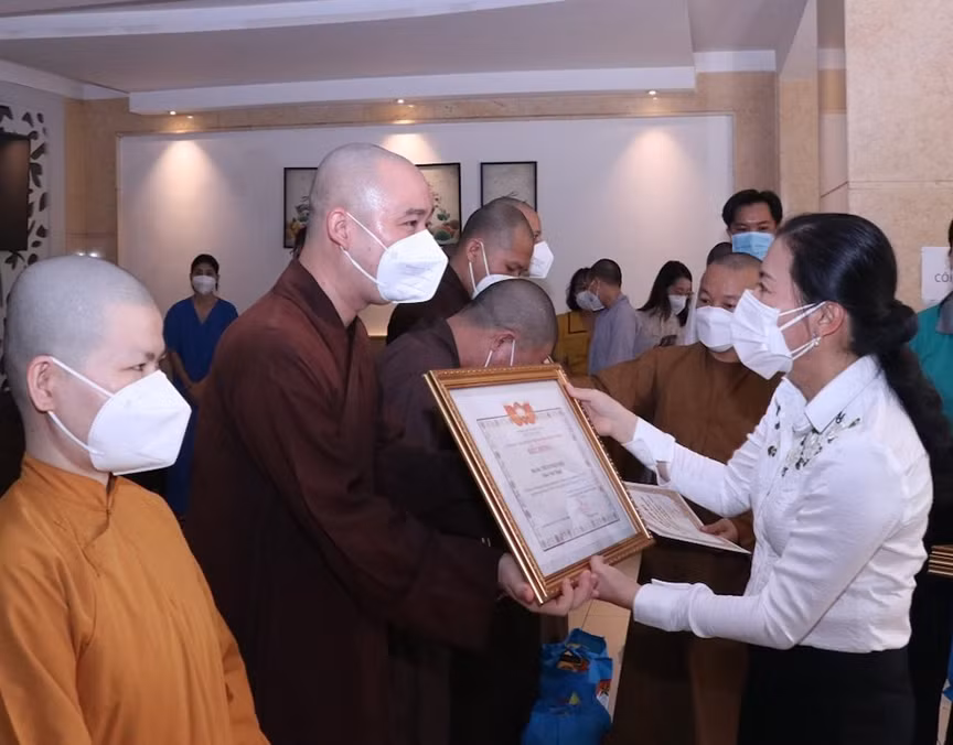 Remerciements aux volontaires religieux pour avoir soutenu le traitement des patients du COVID-19 ảnh 1