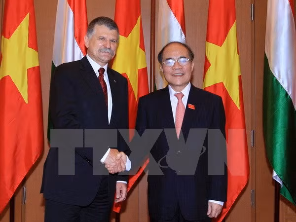 Entretien entre les présidents des AN vietnamienne et hongroise ảnh 1
