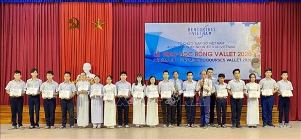 Plus de 200 élèves et étudiants de Thua Thien-Hue reçoivent des bourses Vallet ảnh 1