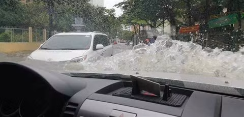 Passage du typhon USAGI: des rues de Hô Chi Minh-Ville inondées ảnh 2