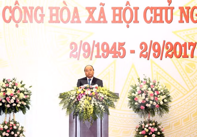 Le PM Nguyên Xuân Phuc donne un banquet à l’occasion de la Fête nationale ảnh 1