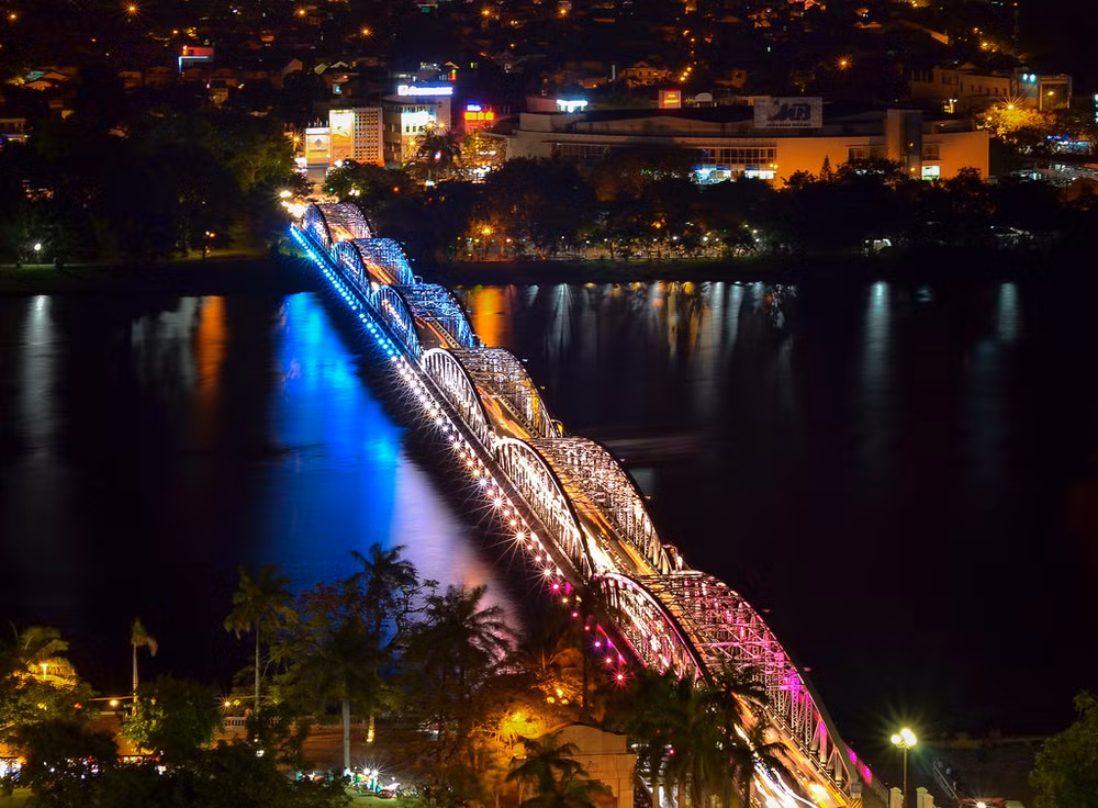 Des balcons sur le pont Truong Tiên pour faire rêver plus à Huê ảnh 2