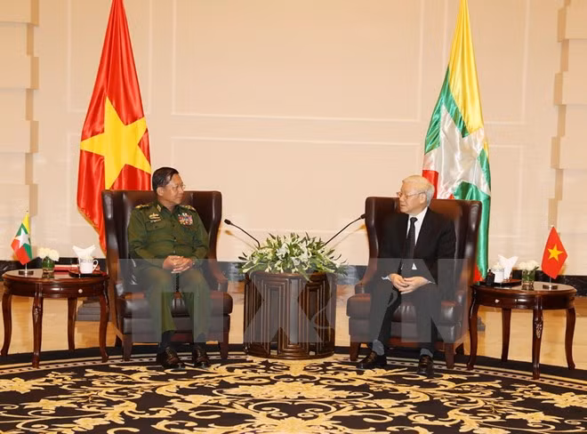 Nguyen Phu Trong reçoit le commandant suprême des forces armées birmanes ảnh 1