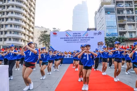 Plus de 5.000 personnes marchent pour la délégation vietnamienne aux SEA Games 29 ảnh 2