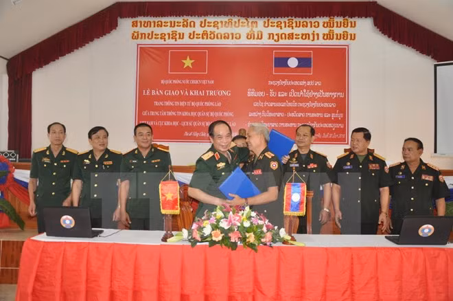 Le Vietnam aide le Laos à concevoir une page web sur la défense ảnh 1