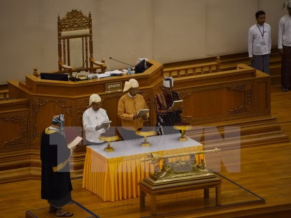 Le nouveau président du Myanmar prête serment ảnh 1