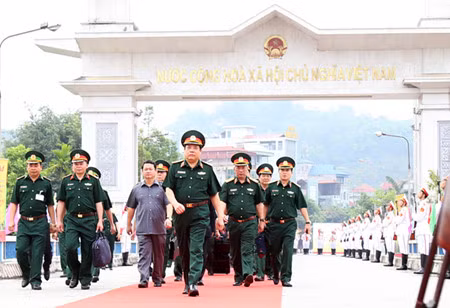 Échange d'amitié de la défense frontalière Vietnam-Chine ảnh 1