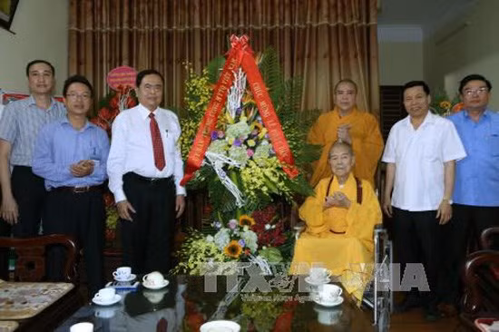 Anniversaire du Bouddha : félicitations des dirigeants du Front de la Patrie du Vietnam ảnh 1