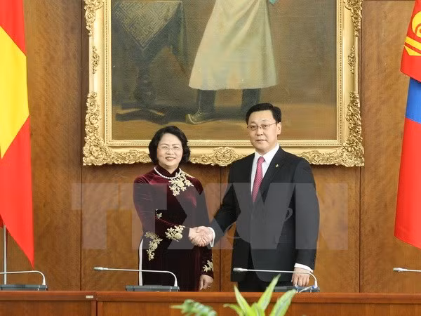 La vice-présidente vietnamienne et le PM mongol discute de la promotion des liens bilatéraux ảnh 1