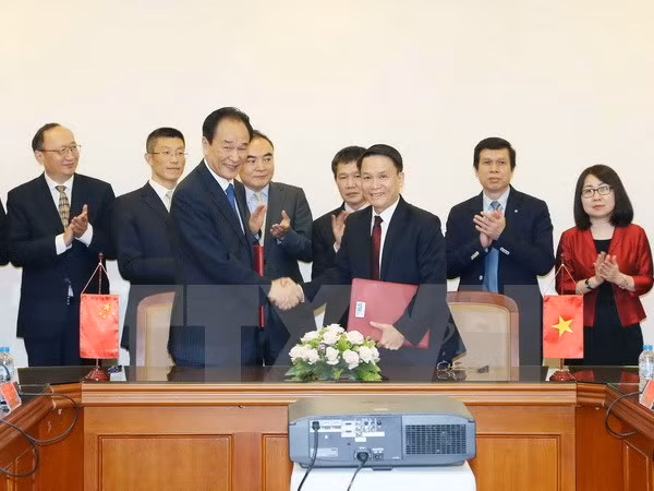 Signature d’un accord de coopération entre VNA et Xinhua ảnh 1