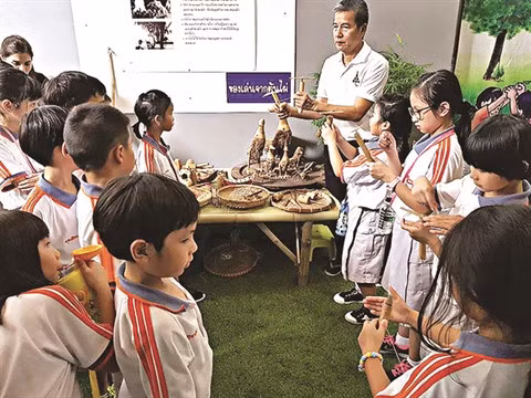 Un Vietnamien résidant en Thaïlande met les jouets folkloriques à l’honneur ảnh 1