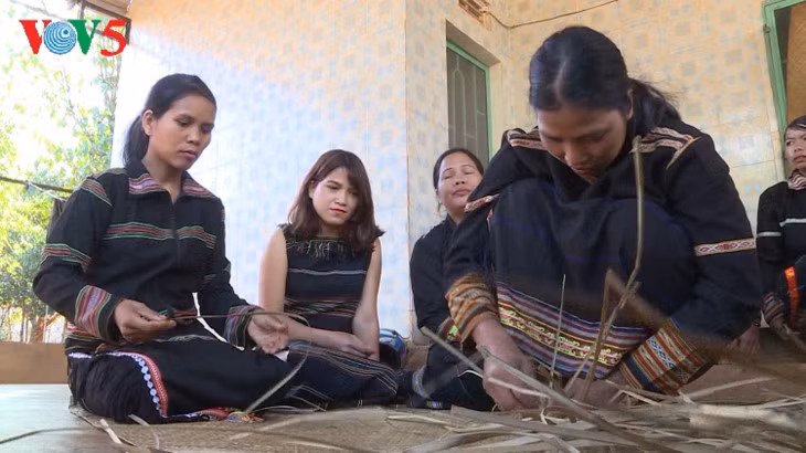 Quand les femmes tiennent à leurs nattes ảnh 2