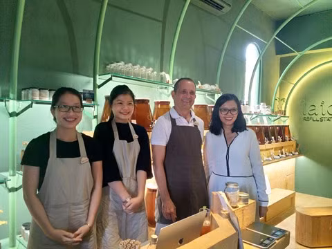 Inauguration de la 1re station de recharge au Vietnam pour un mode de vie écologique ảnh 1