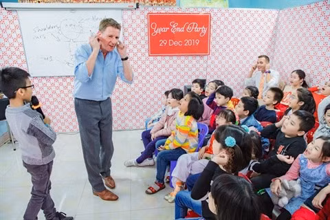 Un "Ông Tây" enseigne gratuitement l’anglais au Vietnam ảnh 1