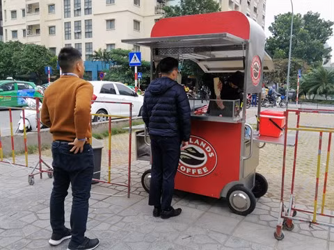 COVID-19 : Les chaînes de café au Vietnam développent la vente à emporter ảnh 1