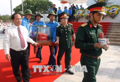 Quang Binh : inhumation des restes de 18 volontaires tombés au Laos ảnh 1