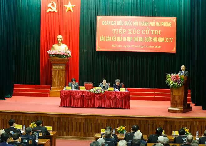 Le PM Nguyen Xuan Phuc rencontre des électeurs de Hai Phong ảnh 1