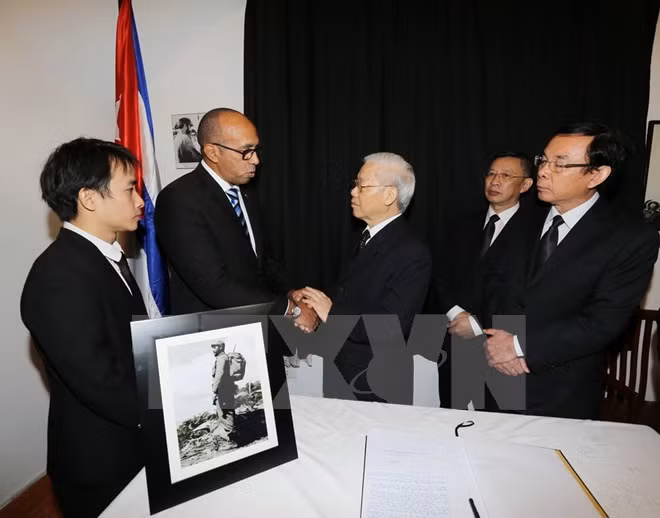 Les dirigeants vietnamiens rendent un vibrant hommage au leader cubain Fidel Castro ảnh 1