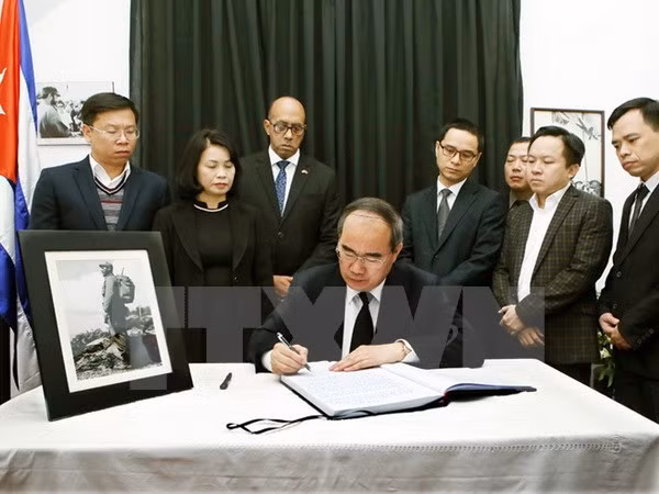 Le président du FPV Nguyen Thien Nhan rend hommage au leader cubain Fidel Castro ảnh 1