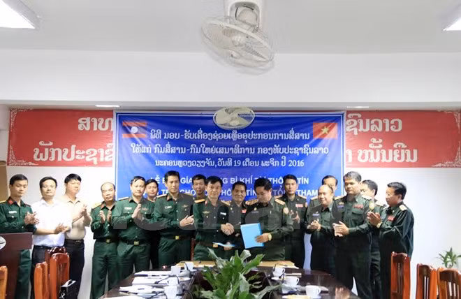 Le Vietnam offre des équipements informatiques à l'Armée populaire du Laos ảnh 1