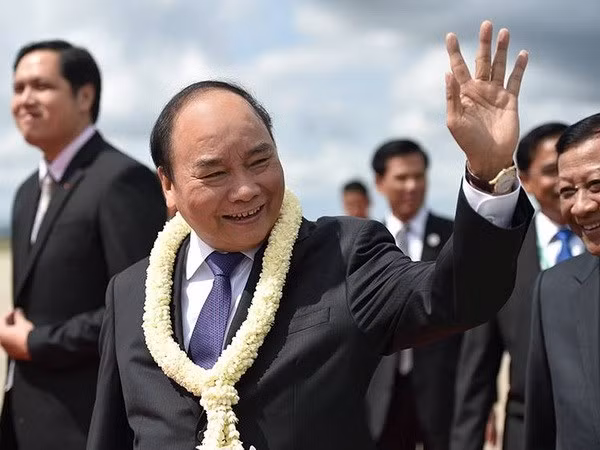 Le PM Nguyen Xuan Phuc est arrivé au Cambodge pour participer au 9e Sommet CLV ảnh 1